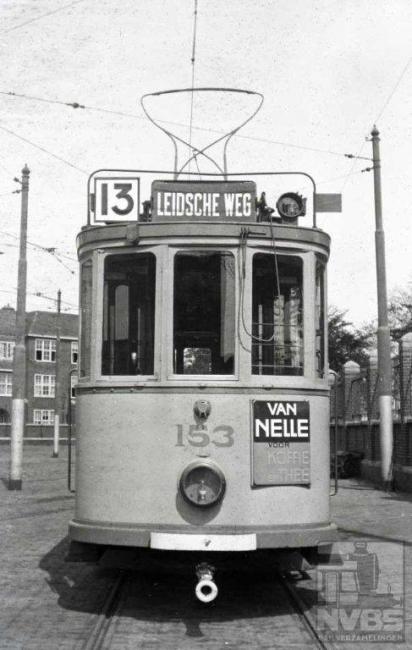Er is waarschijnlijk geen nummer bij de HTM in de loop der jaren zo veel gebruikt voor verschillende lijnen als de 13. De 153 op deze lijn is in ieder geval gefotografeerd aan de Frans Halsstraat.