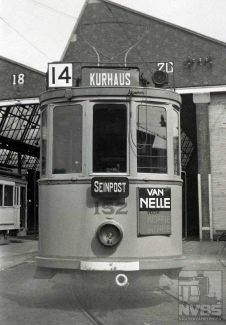 De enige lijn die niet in de buurt van het Haagse centrum kwam, en daardoor minder publiek te verwerken kreeg. Eind 1965 was het dan ook over en uit voor de 14, die toen van het De Savornin Lohmanplein naar het Gevers Deijnootplein (Kurhaus) reed. Foto gemaakt te Scheveningen.