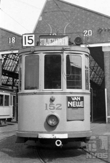 Een zomerlijn, die het langst van allemaal van dit materieel gebruik heeft gemaakt. De route liep van het Gevers Deijnootplein -foto ook uit Scheveningen- naar het Stuyvesantplein in het Bezuidenhout. Kort nadat Bonthuis deze foto maakte werd de lijn opgeheven. In 1948 kwam er een nieuwe lijn 15 met een geheel andere route.