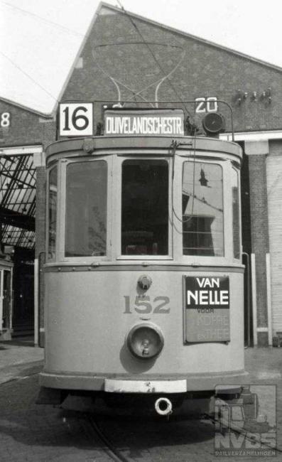 Een lijn met dit nummer bestond er niet en had ook niet al eerder bestaan toen deze foto werd geschoten. Waarschijnlijk heeft de HTM borden met dit nummer laten maken “voor het geval dat”.Ook deze foto werd bij de Scheveningse remise gemaakt. De eerste lijn 16 kwam pas in 1959 en verbond de Moerwijk met het centrum en had dus niets met Scheveningen te maken.