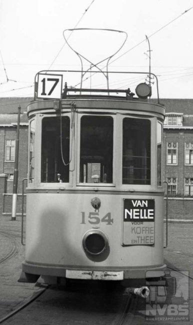 De enige foto van motorwagen 154 in deze serie, hier voor de remise Lijsterbesstraat. Deze lijn heeft wel bestaan, zij het kort, namelijk van 1924 tot 1928. Pas na de oorlog kwam er weer een lijn 17.