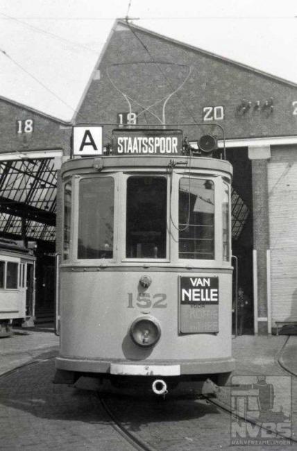 Deze plaat had eigenlijk vooraan moeten staan, want lijn A had voorrang boven alle andere lijnen. De A was in 1916 de opvolger van een lijn 13 die het Statenkwartier met het station Staatsspoor verbond. De redelijk deftige passagiers uit het Statenkwartier hadden zich beklaagd over de trage voortgang van hun tramlijn. Dit kwam omdat de HTM een voorrangsregime hanteerde waarbij de lagere lijnnummers voorrang hadden boven de hogere. Toen in 1927 het lijnnummer 1 vrij kwam, werd de toch wat vreemde letter A vervangen door de 1 waardoor de lijn haar voorrangspositie kon behouden. De vraag blijft hoe Bonthuis bij de remise Scheveningen aan deze “A” is gekomen, op een moment dat deze letter al meer dan tien jaar eerder werd afgezworen…
