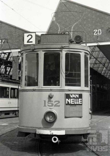 Evenals de foto van lijn 1 is deze gemaakt op het terrein van de remise Scheveningen. Op last van de bezetter moest lijn 2 in verband met de aanleg van de Atlantik Wall haar diensten eind 1942 staken.