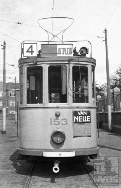 Lijn 4 werd vanuit de remise Frans Halsstraat geëxploiteerd en daar gefotografeerd. Ook deze lijn kende tussen 1947 en 1959 een “A” , die tot Overbosch reed, om en om met de 4. De zeer lange lijn 4 reed naar de Zijdeweg, bij de grens met Wassenaar.