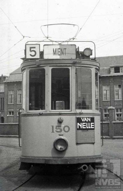Remise Lijsterbesstraat. Behalve remise was hier ook de centrale werkplaats gevestigd.