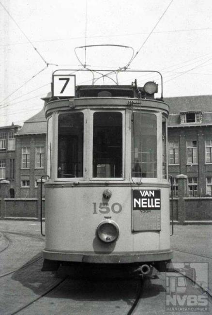 Motorwagen 150 is de enige “hoogdakker” van het stel. De trams uit de serie 151-168 werden “laagdakkers” genoemd vanwege hun lager dak, nodig om de poortjes rond het Binnenhof te kunnen passeren. De 150 staat op het terrein van de remise Lijsterbesstraat.