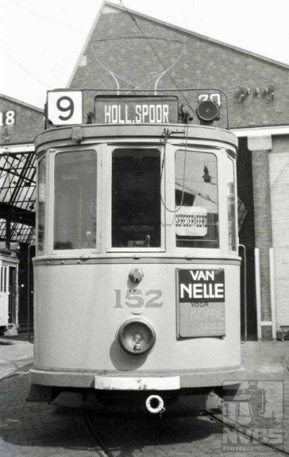 Ook op het terrein van de Scheveningse remise aan het Harstenhoekplein gefotografeerd. De 152 is dus een laagdakker, maar op de foto's en face is het verschil nauwelijks zichtbaar.