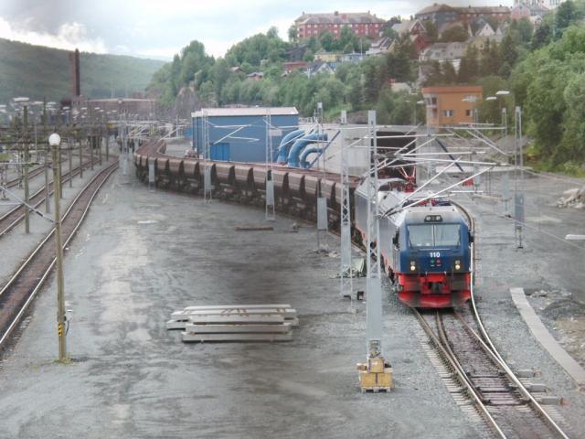 De IORE-locs (samentrekking van Iron ORE) zijn de opvolgers van de Dm3′en bij het Zweeds/Noorde ertsbedrijf LKAB/MKAB. De dubbellocs zijn 46 meter lang, wegen 300-360 ton, hebben twaalf aangedreven assen en 10.800 kW vermogen. Daarmee kunnen ze tot 64 beladen ertswagens van 120 per stuk trekken.Foto: Theo Gramser Periode: juli 2010