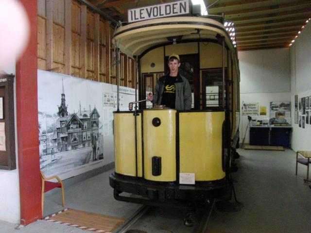  Halverwege de enige resterende tramlijn in Trondheim ligt een klein trammuseum. Daar staan enkele oude wagens en heel veel parafernalia, zoals koersborden.Foto: Theo Gramser Periode: juli 2010