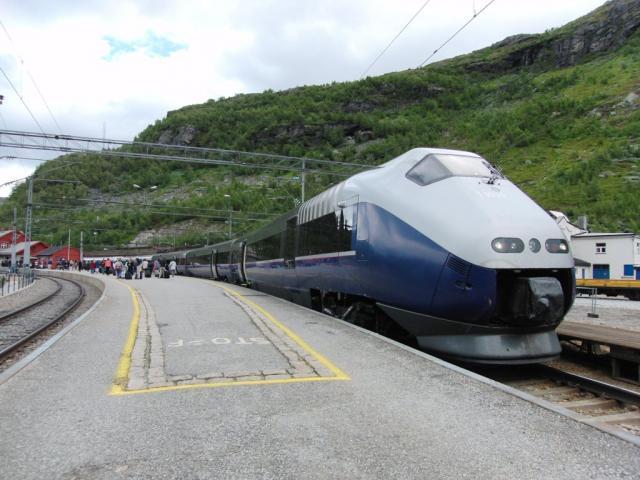 Van Trondheim rijden we naar Oslo (overnachting) en Myrdal. Hier rijden veel treinstellen type BM 73 als Expresstog. Dit zijn zeer comfortabele kantelbaktreinstellen gebouwd voor lange afstanden en barre weersomstandigheden.Foto: Theo Gramser Periode: juli 2010
