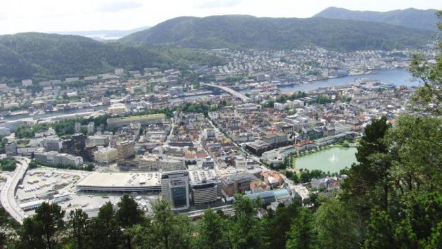Met de Fløibanen, een funiculair uit 1918, klimmen we in acht minuten 320m omhoog naar Fløyen. Daar vandaan hebben we een schitterend uitzicht over Bergen en omgeving, met het station vooraan in het midden.Foto: Theo Gramser Periode: juli 2010
