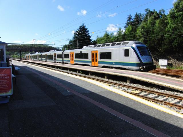 Het kan dus wel: dit treinstel type BM 72 is gebouwd door AnsaldoBreda en rijdt al een paar jaar in het regionale reizigersverkeer vanuit Stavanger. De trein is ingedeeld in zones voor vaste reizigers met abonnementen en ′dagjesmensen′ zoals wij.Foto: Theo Gramser Periode: juli 2010