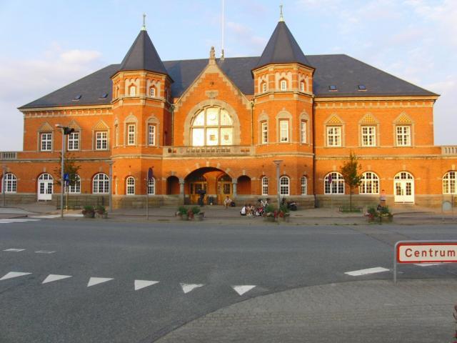Het statige stationsgebouw van Esbjerg.Foto: Theo Gramser Periode: juli 2010