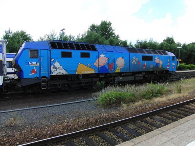 Een ex-NSB loc nu bij de NOB met creatieve kindertekeningen beplakt. De Siemens Di6 waren niet goed genoeg bestand tegen de Noorse weersomstandigheden. Ze zijn nu in het mildere gebied van de NordOstseeBahn actief.Foto: Theo Gramser Periode: juli 2010