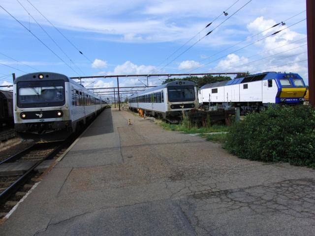 Veel materieel in Padborg. Nog een ex-NSB Di6, een NOHAB-loc en enkele DSB-varianten van de DB BR 628. Deze laatste nemen we naar Fredericia, waarbij de machinist de cabinedeur open laat staan. Zo zitten we met onze camera's helemaal vooraan; een gratis cabinerit.Foto: Theo Gramser Periode: juli 2010