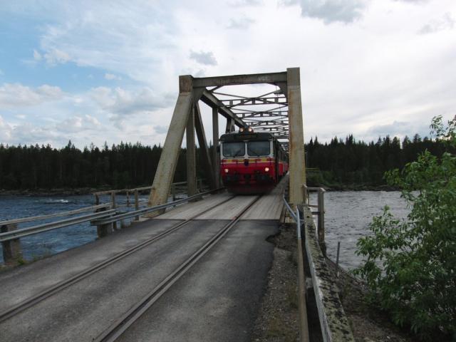 We reizen met de Inlandsbanan van Östersund naar Galliväre. Om 17:15 steken we de rivier Pite Älv over via een gecombineerde spoorwegbrug. Ruim een uur later staan we op de poolcirkel. De hele rit duurt 14,5 uur en is 750km lang.Foto: Theo Gramser Periode: juli 2010