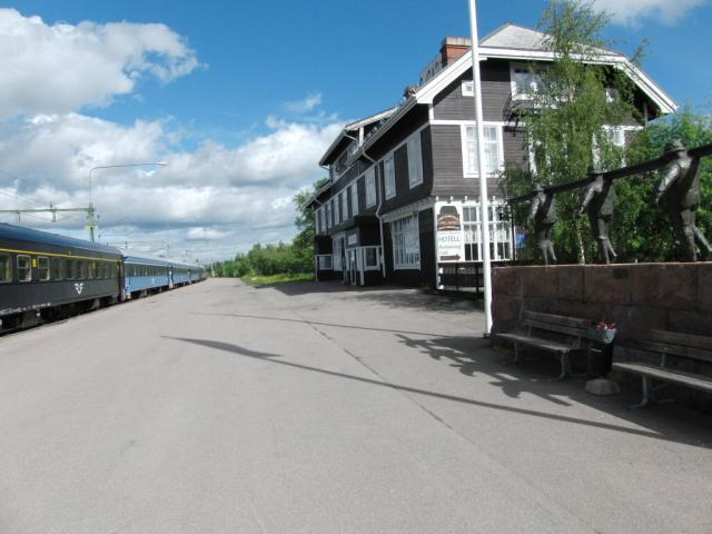 Het Järnvägshotellet (Spoorweghotel) ligt letterlijk óp het station van Kiruna.'s Avonds en 's nachts (het blijft heel licht) maken we heel wat foto's vanuit het hotel van voorbijrijdende treinen. Links staat de nachttrein die daar overdag overstaat. Het treinpersoneel daarvan overnachtte ook in het spoorweghotel, dus dat deed zijn naam dubbel eer aan.Foto: Theo Gramser Periode: juli 2010