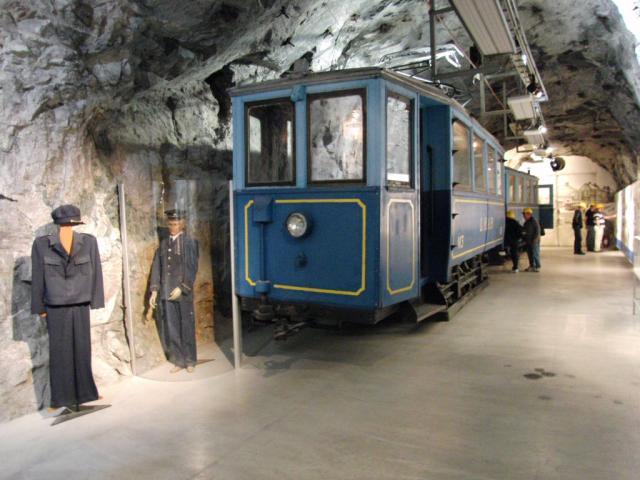 Deze tram heeft vroeger in Kiruna rondgereden. Hij staat nu op enkele honderden meters diepte in de InfoMine van ertsbedrijf LKAB. Daarmee is het denk ik de diepste tram ter wereld!Foto: Theo Gramser Periode: juli 2010
