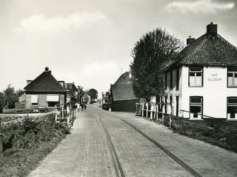 Na Berlikum vervolgde de tramlijn zijn weg via Wier (foto) naar Mooie Paal. Tot van 1939 tot 1951 bestond daar een splitsing: naar St. Jacobiparochie of via de verbindingsbaan naar de NFLS-lijn Stiens - Tzummarum.
