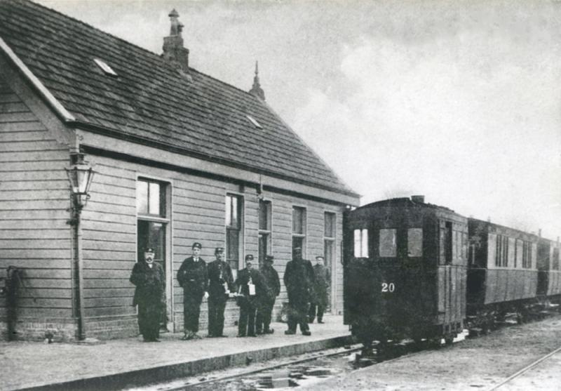 Eindpunt: St. Jacobiparochie. Hier staat loc 20 gereed voor vertrek naar Leeuwarden. De foto is enkele jaren na de opening genomen. Het tramstation lag aan de zuidzijde van St. Jacobiparochie.