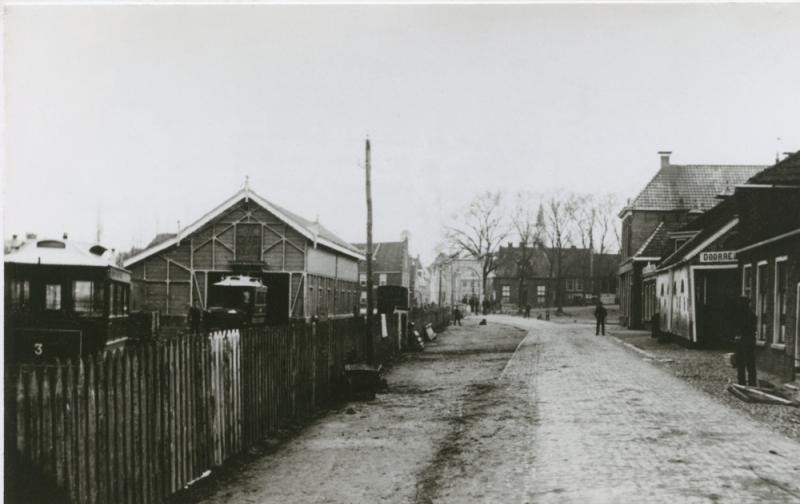We beginnen onze reis in Dokkum. Aan de zuidzijde van dit stadje bevond zich het tramstation, beginpunt van de lijn naar Veenwouden. De foto toont de paardentramrijtuigen. Hoewel de NTM hier het liefst een stoomtram had gezien, bleef de gemeente Dantumadeel tot 1925 daartegen gekant. Dus volstond men met een paardentram. De foto dateert waarschijnlijk uit de jaren 1900-1910.