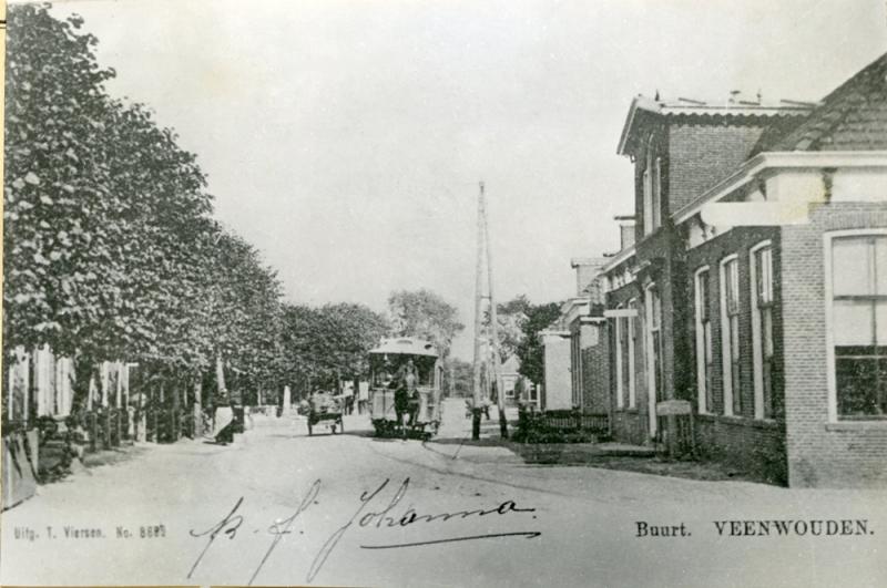 De paardentram, niet ver van het tramstation te Veenwouden. Hier kon de reis per stoomtram worden voortgezet naar Drachten en verder.