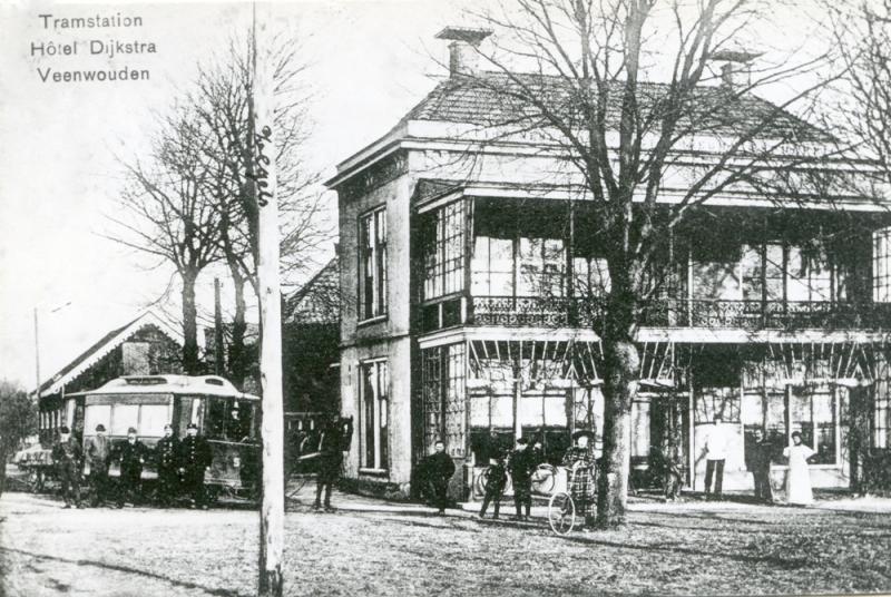 Eindpunt van de paardentram in Veenwouden. Het tramstation lag overigens tegenover dat van de Staatsspoorwegen.