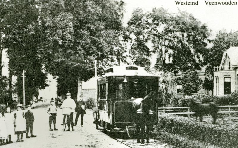 Hier zien we de paardentram in Veenwouden, vermoedelijk in de periode na 1915.