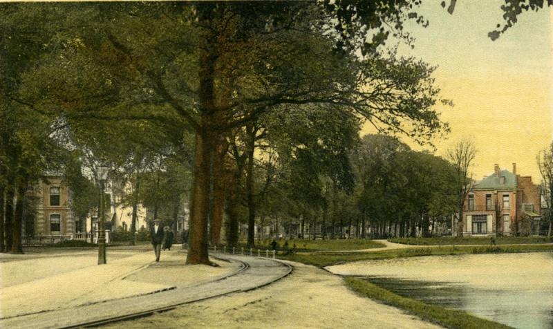 Vanaf Vrouwenpoort liep de lijn met een boog over de Harlingersingel (foto) in de richting van de (huidige) Harlingerstraatweg. Hier zien we de lijn afbuigen naar die straatweg. De foto dateert waarschijnlijk van net na de eeuwwisseling.