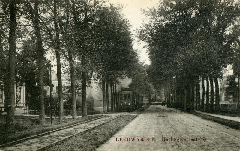 Na de boog liep de lijn langs de Harlingerstraatweg, zoals hier te zien is. De tram rijdt naar Marssum. De lijn Leeuwarden - St. Jacobiparochie liep voor het overgrote deel in de berm van de weg. Slechts enkele kleine stukken lagen op eigen baan.