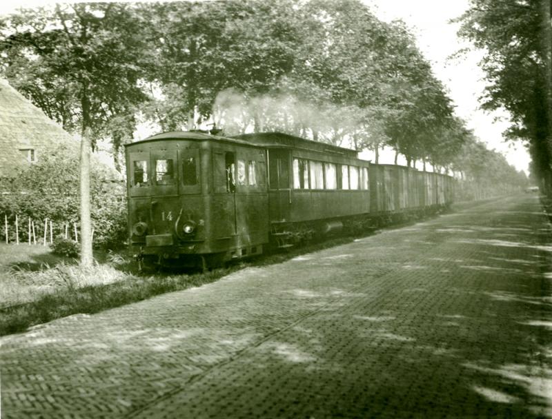 De Harlingerstraatweg tussen Leeuwarden Halte (aan de NFLS-lijn) en Marssum met de NTM-14 op 11 augustus 1936. Foto: J.J.B. Vellekoop.