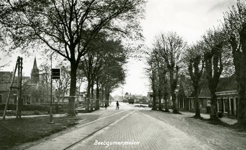 Beetgumermolen met kolenwagen, mogelijk begin jaren vijftig. Na de opheffing van de reizigersdienst, de opbraak van de tramlijn tussen Leeuwarden en Beetgumermolen en de opening van de verbindingsbaan met de NFLS-lijn bij Mooie Paal in 1939, bediende daarna de NS de tramlijn. Op het gedeelte Berlikum (LIJEMPF) - Beetgumermolen reed in januari 1958 de laatste goederentram.