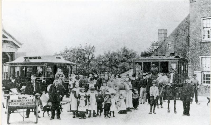 Nogmaals Berlikum, mogelijk rond 1905. Hier begon de paardentramlijn naar St. Annaparochie. Het spoor kruiste dat van de stoomtramlijn van Leeuwarden naar St. Jacobiparochie. De paardentram (links staat het rijtuig) was geen succes en verdween al in 1917.