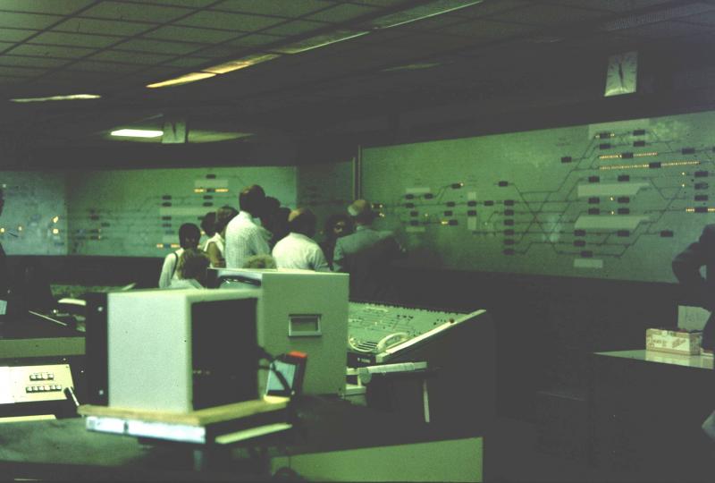 Het eerste deel van de rondrit ging naar Den Haag, als ik me goed herinner via Pijnacker.Onderdeel van de rondrit was een bezoek aan het seinhuis bij de Binckhorst in Den Haag, met uitleg over de taken van de bemanning van dit gebouw.