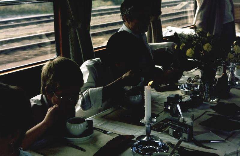 Lunch onderweg; altijd een bijzondere ervaring, eten in de trein, terwijl het landschap voorbij­schuift