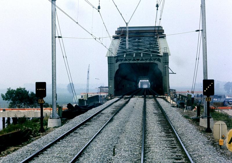 De oude spoorbrug van Culemborg moest uiteraard op de foto omdat wel duidelijk was dat deze, net als de spoorbrug in Rotterdam, zijn langste tijd gehad had.