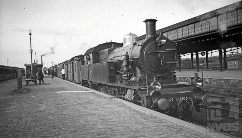 Bijna alle loctypes van de NS hebben ooit Amersfoort wel eens aangedaan. Op 24 februari 1936 is het de beurt aan de 6105 met een reizigerstrein. Het eerste rijtuig zou er een van de PTT kunnen zijn. Het treinnummer is 171 en daar kunnen kenners de bestemming van deze trein uit destilleren. Overigens reden de 6100-en meestal forensentreinen rond Amsterdam en in het Gooi. Van de 2C2-tenderlocs serie NS 6101-6110 zijn er vijf door Hohenzollern in Düsseldorf en vijf door Werkspoor in Amsterdam vervaardigd. Zij kwamen in 1929 in dienst, ongeveer gelijk met de serie 3900. Na de oorlog heeft alleen de 6108 nog dienst gedaan: de overige waren zwaar beschadigd of vermist.