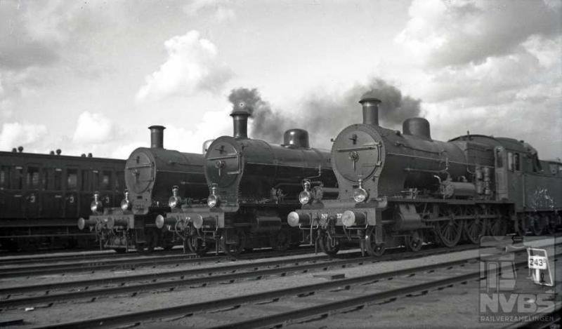 Drie locs keurig op rij: zij hebben de leden van de Algemeene Nederlandsche Metaalbewerkersbond met extra treinen naar Amersfoort gebracht. Op 2 juli van het jaar 1939 werd namelijk op het landgoed Birkhoven hun jaarlijkse landdag georganiseerd. Alle drie de locs behoren tot de serie NS 3701-3820, in dienst gesteld vanaf 1910 bij de Staatsspoorwegen. Het is de op een na grootste serie locomotieven bij de NS. Zulke grote aantallen werden gewoonlijk door verschillende firma's gebouwd en deze ook: ze kwamen uit Engeland, Duitsland en Nederland. Die laatste natuurlijk van Werkspoor. Deze 2C-locs hadden twee buitenliggende en twee binnenliggende cilinders en haalden 110 km/h. Voor de spoorwegen waren het alleskunners: ingezet voor zowel voor personen- als goederentreinen. Nummer 3737 is bewaard gebleven en staat in het Spoorwegmuseum, helaas (voorlopig?) niet in rijdbare toestand.