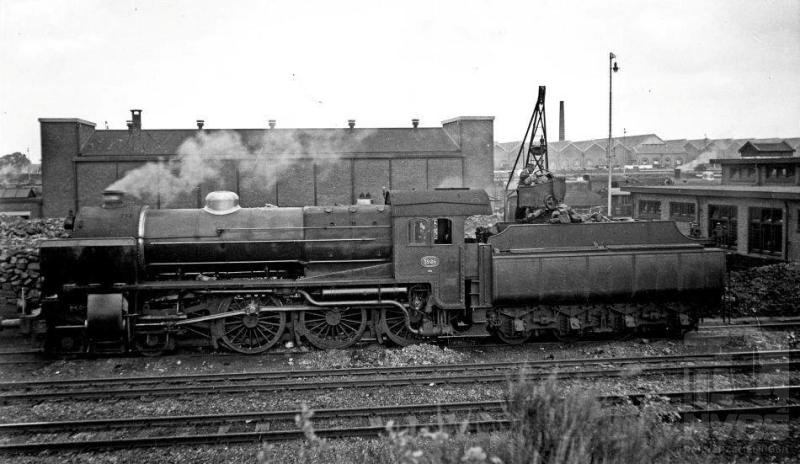Stoomlocomotief 3926 komt op deze foto en profil prachtig uit in al haar glorie. Zij staat bij de kolen- bunker van station Amersfoort en op dit moment, 5 juli 1936, wordt de tender volgeladen. Dat gebeurt mechanisch. In veel minder ontwikkelde landen gebeurde dit tot het eind van de stoomtijd met mankracht: een vermoeiend en zwaar karwei dat bovendien nog slecht werd betaald.