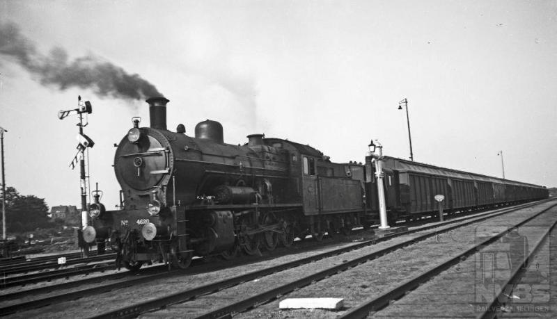 Op 10 augustus 1935 passeert deze locomotief met een huisvuiltrein Amersfoort. De wagens zijn leeg, want de trein rijdt naar Den Haag, waar ze weer gevuld zullen worden. Loc 4620 is de hoogste van de serie van twintig stuks (NS 4601-4620). Zij werden in 1922 bij Werkspoor besteld als opvolger van eerdergenoemde serie 6201-6240, die als tenderlocomotief maar beperkte hoeveelheden kolen en water kon meenemen. Ook de trekkracht van de 4600-en was met 14.260 kg een stuk groter. Toch bevielen deze machines niet voor de volle honderd procent. Dat kwam voornamelijk door de constructie met twee grote buitenliggende cilinders die een soepele loop in de weg stonden.