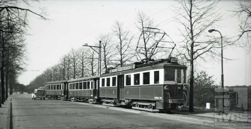 Tot slot nog een aardige tramfoto van de NBM. Bij de Vlasakkers te Amersfoort komt op 10 april 1939 motorwagen 94 ons tegemoet, met twee aanhangwagens van de serie 30-54 aan de haak. Waarschijnlijk komt deze tram uit Doorn. De vier motorwagens 91-94 werden in 1931 door Beijnes in Haarlem gebouwd. Na de opheffing van de tramdiensten in 1949 zijn zij naar Solingen verhuisd.