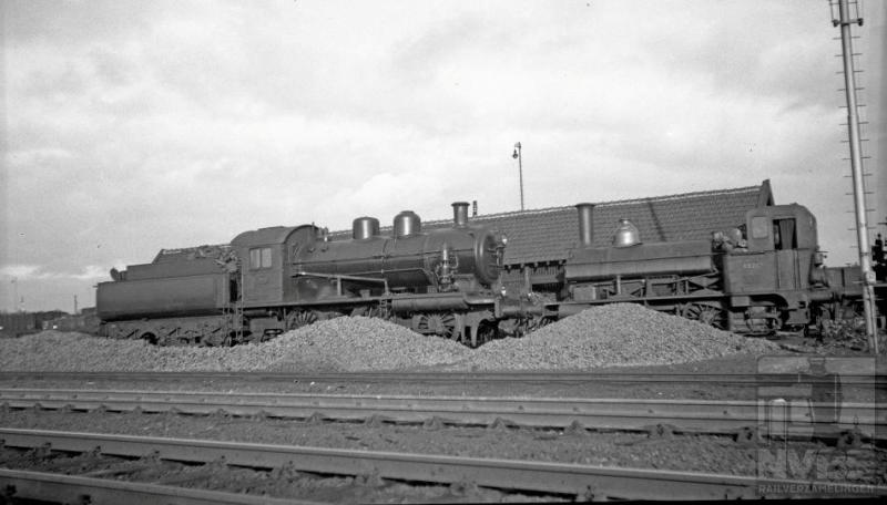 Stoomlocomotieven werden bij de NS allemaal met kolen gestookt. In tegenstelling tot bij voorbeeld Duitsland waar veel locomotieven een olietender hadden. Hier staan op 2 februari 1936 twee locomotieven klaar om hun tenders te laden: de 3417 en de 8226. De serie NS 3401-3420 dateert uit 1921 en werd gebouwd door de Berliner Maschinenbau A.G. De locs hadden twee binnenliggende cilinders, die hellend boven de voorste as lagen. Hun maximum snelheid bedroeg 75 km/h. De 8226 is wat jaartjes ouder, geboortejaar 1912. Ook deze kwam uit Duitsland: van de Hannoversche Maschinenfabrik A.G. Het ontwerp van deze zadeltankmachines kwam echter uit Engeland, waar Sharp Stewart in 1880 deze tenderlocs voor rangeerdoeleinden heeft ontworpen voor de NRS. Dit type rangeerlocomotief beviel erg goed en tot 1915 hebben verschillende fabrikanten exemplaren geleverd, waaronder Werkspoor.