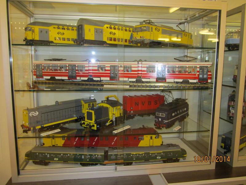 Expositie van diverse modellen, o.a. een sik en een groene koploper