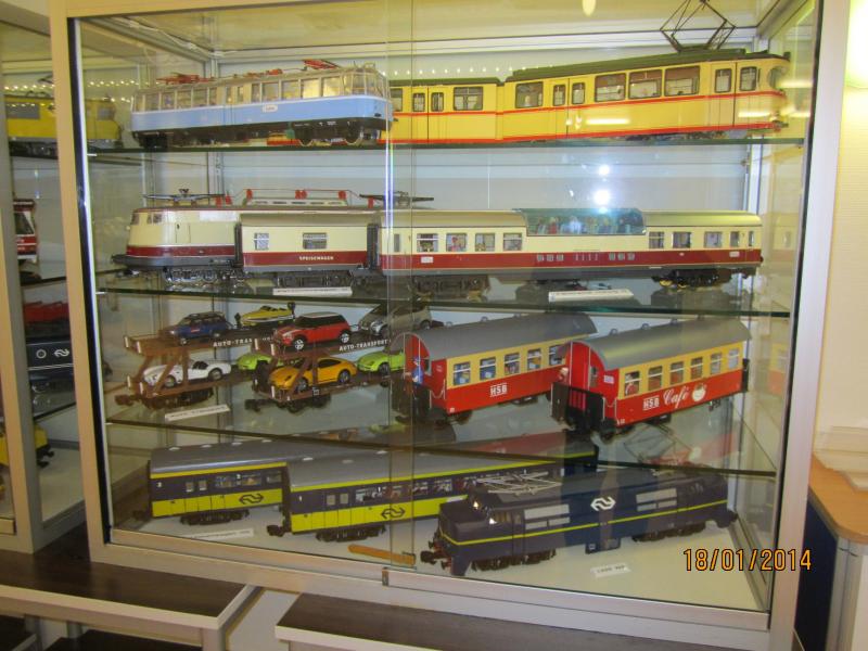 Expositie van diverse modellen waaronder autotransportwagens, de gläzerne Zug van DB en een E3 met restauratie- en panoramarijtuig.