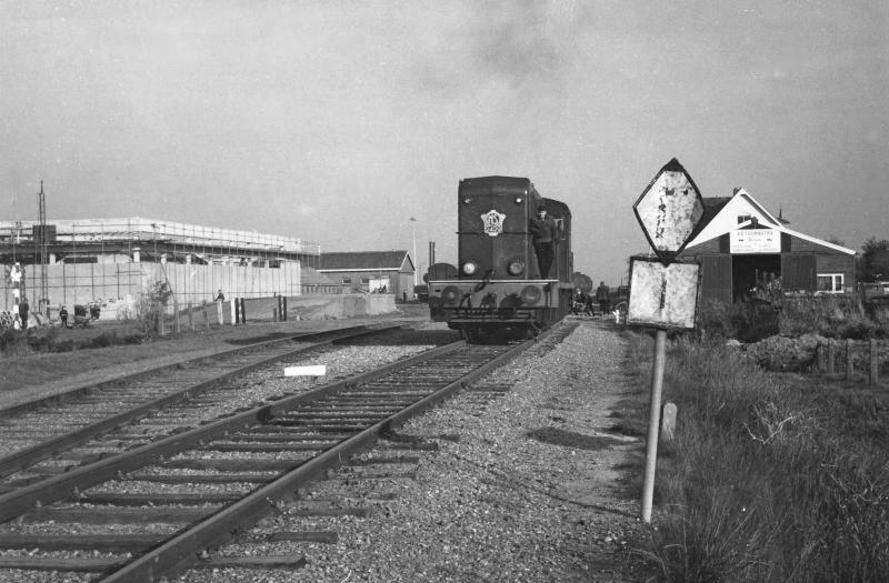 De jaren vijftig, zestig en zeventig waren de locomotieven van de serie 2400/2500 heer en meester op de Noord-Friese goederenlijnen. Hier zien we locomotief 2429 rangeren bij Dokkum op 1 november 1966. Het witte gebouw rechts is het stationsgebouw. Links is de busgarage voor de Noord-Oost-Friese (NOF) in aanbouw. Foto: David Mol.