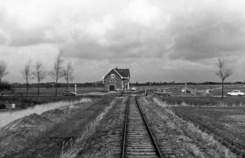 Een haltegebouw in een vrijwel leeg landschap. Dat was typisch voor de NFLS-lijnen, zoals hier te zien in Vrouwbuurtstermolen op 30 april 1970. Het eerdergenoemde groepje NFLS-liefhebbers organiseerde een NVBS-excursie op Koninginnedag 1970. De leden van de NVBS konden toen voor het laatst de oostelijke en westelijke tak bereizen. Op 5 mei van dat jaar was dat alleen op de oostelijke tak mogelijk. Foto: Klaas Okkinga.