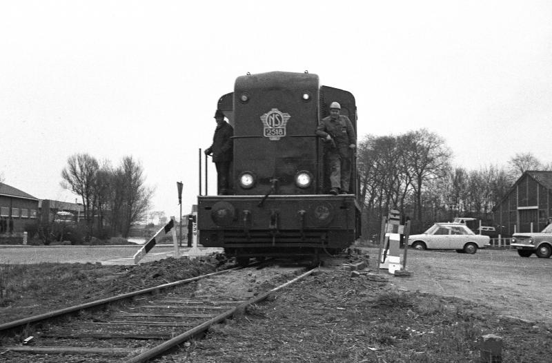 Een bijzondere laatste rit van Holwerd naar Dokkum, vastgelegd door Wietse Hoekstra op 31 maart 1972 en op verzoek van het NFLS-liefhebbersgroepje. De overweg bij het station moest er zelfs voor opengebroken worden. Hoe dat nu precies zat, leest u in het boek.