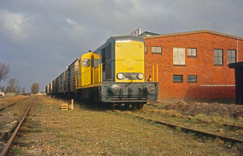 Het gerucht deed de ronde dat op 31 januari 1974 de laatste keer van Leeuwarden naar Holwerd zou worden gereden. Dat gerucht had een relatief groot waarheidsgehalte op dat moment. Dus trokken de vrienden van NFLS (het eerder genoemde groepje) eropuit om de laatste rit zo goed mogelijk fotografisch vast te leggen. Hier zien we locomotief 2424 te Hallum met de ‘laatste' trein op de oostelijke tak. Foto: Wietse Hoekstra.