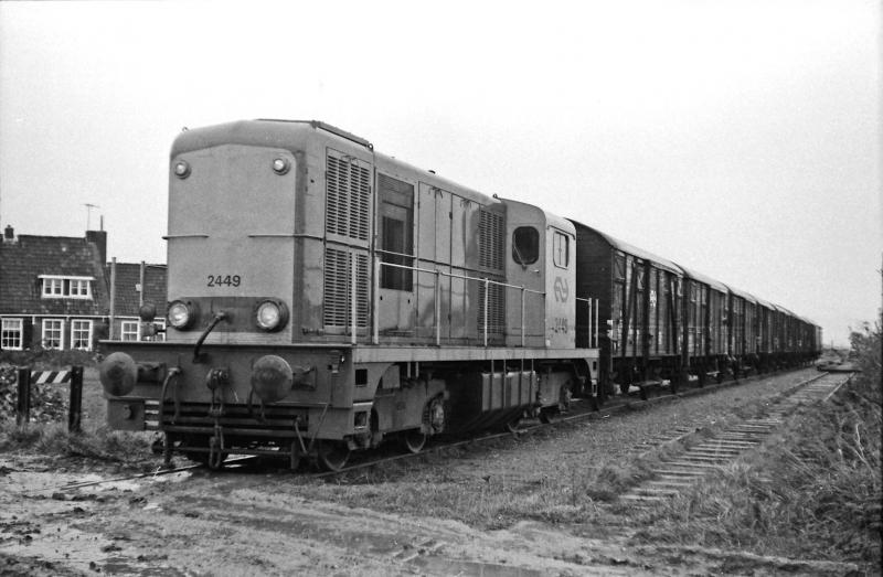 Locomotief 2449 met een aardappeltrein met wagens bestemd voor Hallum en Holwerd tijdens het allerlaatste seizoen op 24 oktober 1974. De foto is even ten noorden van Stiens opgenomen; rechts is nog de aftakkende lijn naar Minnertsga te zien. Foto: Oege Kleijne.
