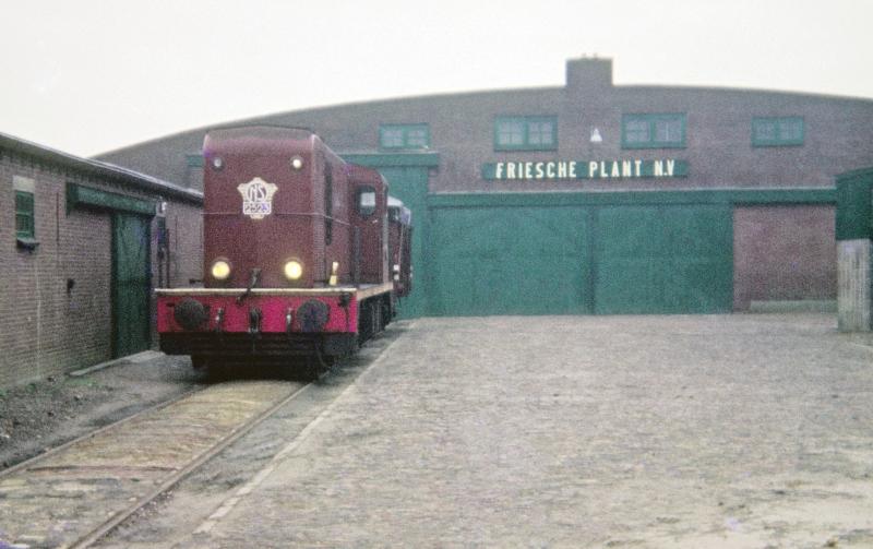 Slechts enkele bedrijven aan de NFLS-lijnen bezaten een spooraansluiting, zoals hier te zien bij de Friesche Plant te St. Jacobi Parochie. Locomotief 2523 haalt een wagon af op 12 november 1968. Foto: Lieuwe van der Leij.